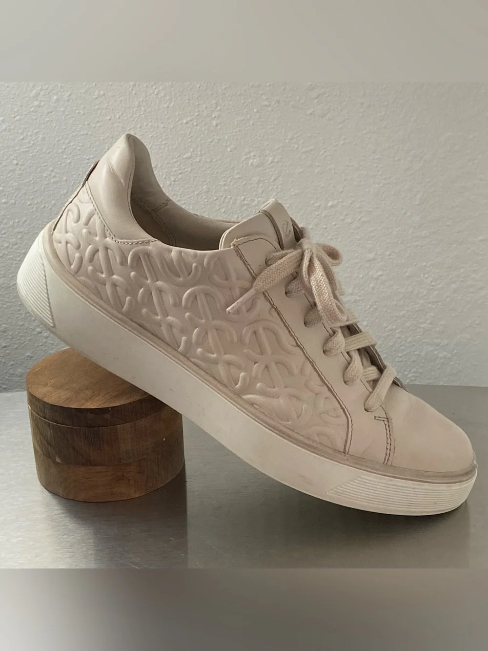 ECCO WOMENS NEUTRAL EMBOSSED PLATFORM LACE UP SNEAKERS